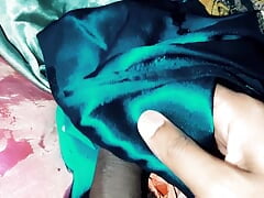 Satin silk handjob porn - Chachi ki green saree me muth mari (92)