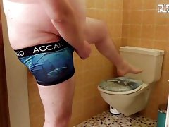 Hardcore Trailer - Pasci jerks in the toilet