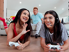 Video of gamer chick Eliza Ibarra getting fucked in the bedroom