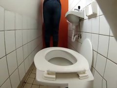 Piss and tampom change in toilet